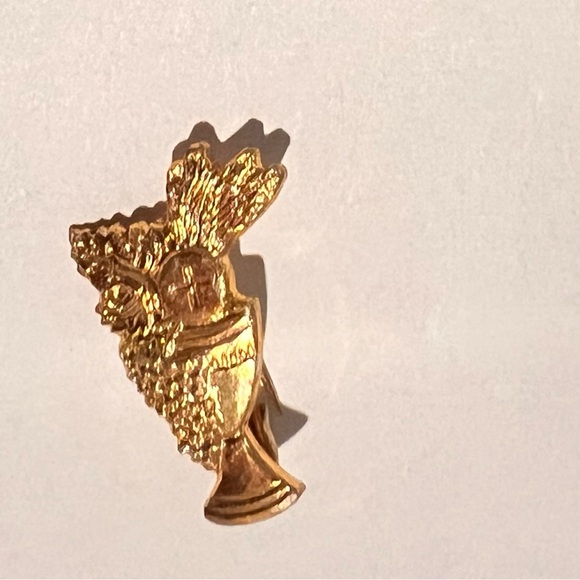 vintage gold-tone First Communion lapel pin. - Picture 3 of 3